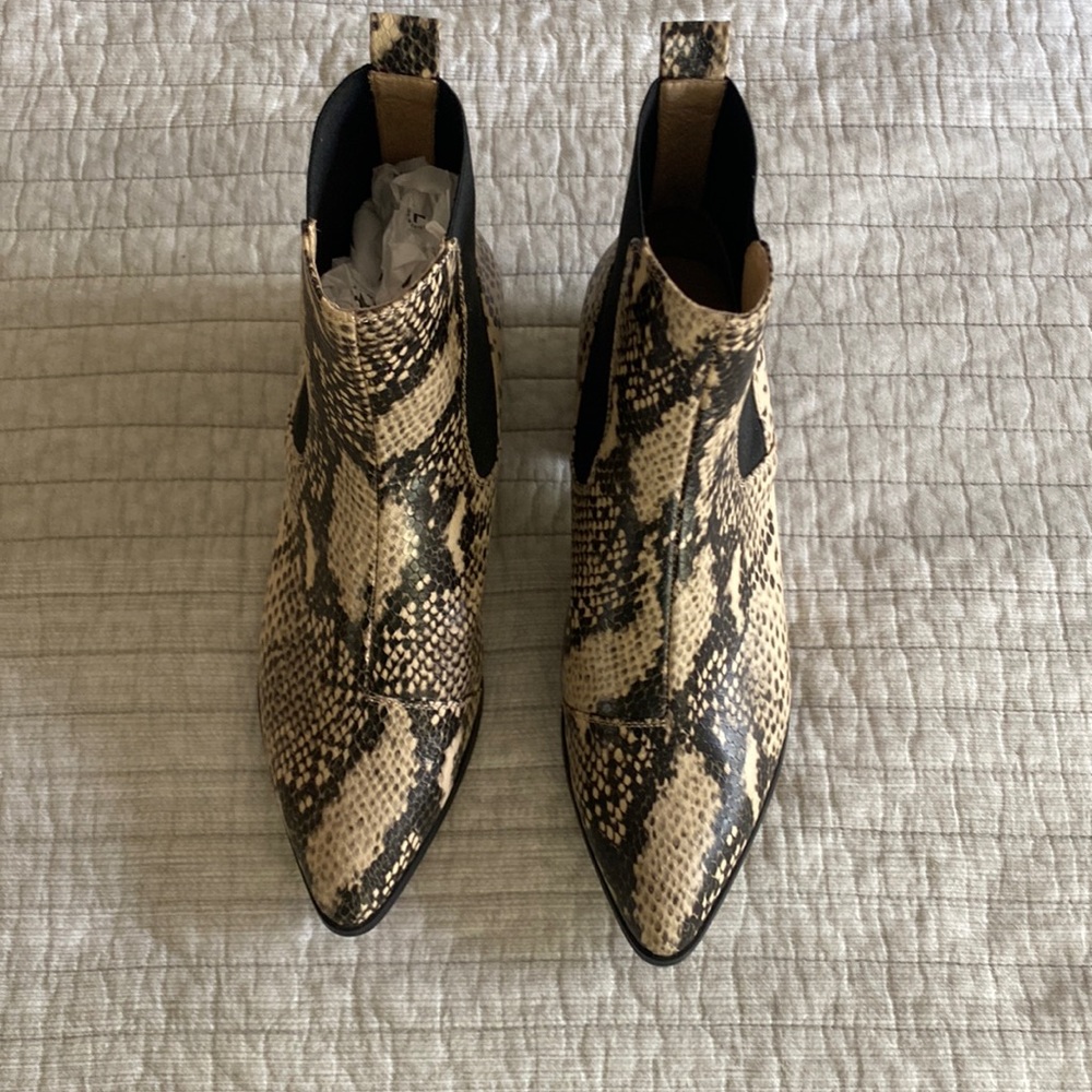 Ankle boot size 10 Silent D. Never worn , with tag